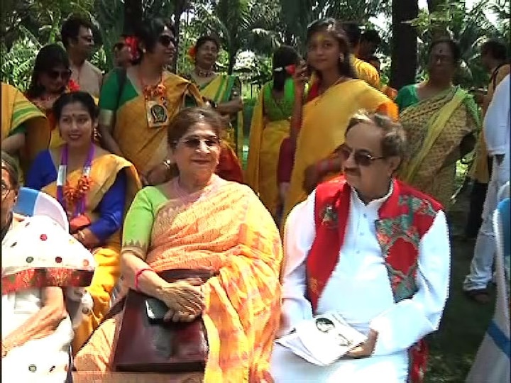 হোলির আনন্দে সামিল জগন্নাথ ও ঊর্মিমালা বসু।