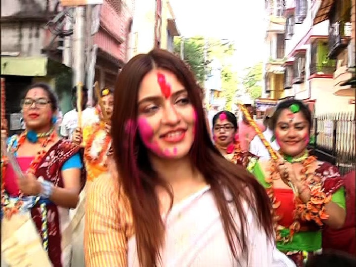 বাঘাযতীনে চুটিয়ে রং খেললেন অভিনেত্রী প্রিয়ঙ্কা সরকার।
