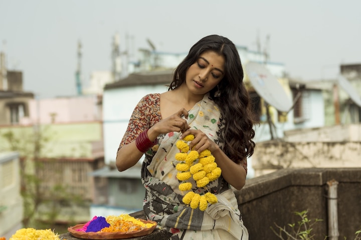 হলুদ গাঁদা আর আবিরের রংমিলান্তিতে রঙের উৎসবে পাওলি।