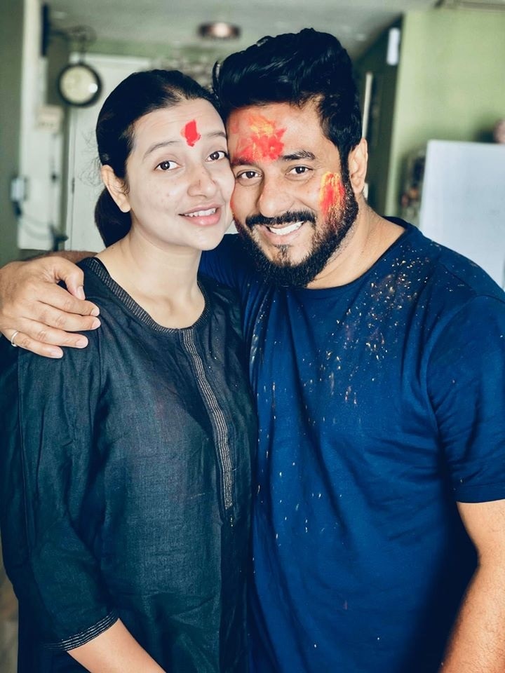 সোশ্যাল মিডিয়ায় লাল আবির মেখে ছবি পোস্ট করলেন রাজ-শুভশ্রী