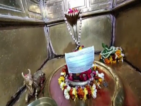 Coronavirus: Varanasi temple priest puts face masks on deities, Buddhist monks offer special prayers in Bodh Gaya করোনাভাইরাস: বারাণসীতে বিশ্বনাথের মূর্তিতে মাস্ক পরালেন পুরোহিত, বৌদ্ধ গয়ায় বিশেষ প্রার্থনা সন্ন্যাসীদের