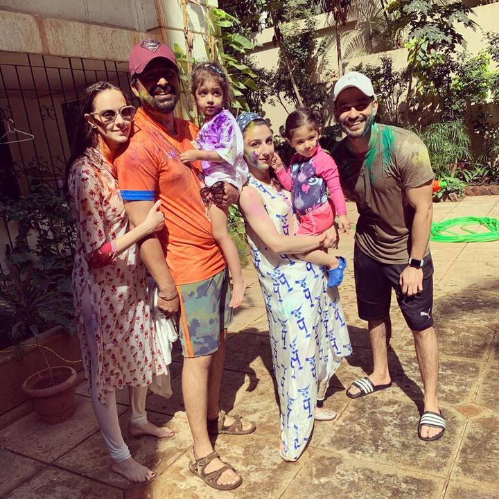 এমটিভি রোডিজ খ্যাত রণবিজয় সিংহের পরিবারের সঙ্গে দোল উদযাপন করলেন তাঁরা।