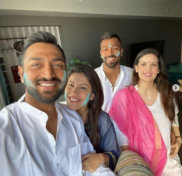 চোট পাওয়ার পর চিকিৎসার জন্য লন্ডনে যান হার্দিক। তাঁর অস্ত্রোপচারও হয়। এরপর সুস্থ হয়ে তিনি মাঠে ফিরেছেন। ছবি সৌজন্যে ইনস্টাগ্রাম