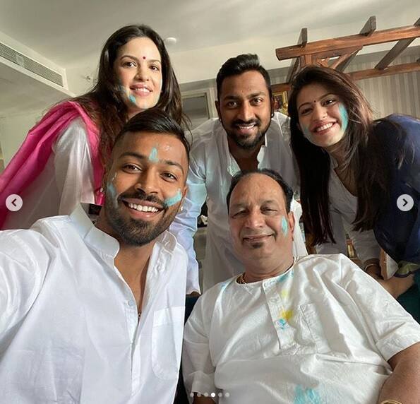 আজ বান্ধবী নাতাশা স্ট্যানকোভিচ, দাদা ক্রুণাল পাণ্ড্য সহ পরিবারের লোকজনের সঙ্গে হোলি উৎসব পালন করলেন ভারতীয় ক্রিকেট দলের তারকা হার্দিক পাণ্ড্য। ছবি সৌজন্যে ইনস্টাগ্রাম 