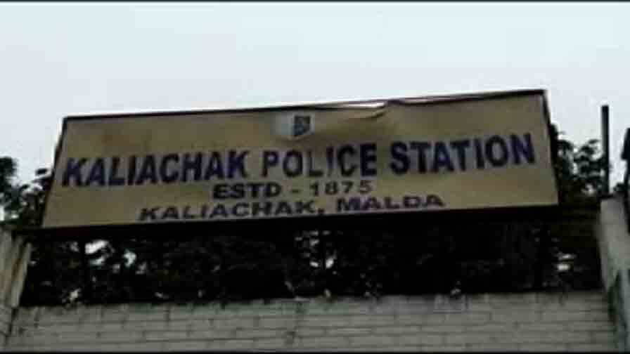 Brother killed brother in Malda মালদায় নেশা করে বাড়িতে আগুন দিচ্ছিল দাদা, পিটিয়ে মারল ভাই