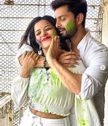 দুধ সাধা পোশাকে আবিরস্নাত লাস্যময়ী 'ঝুমা বৌদি', সঙ্গে পুরুষটি কে জানেন?