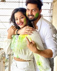 দুধ সাধা পোশাকে আবিরস্নাত লাস্যময়ী 'ঝুমা বৌদি', সঙ্গে পুরুষটি কে জানেন?