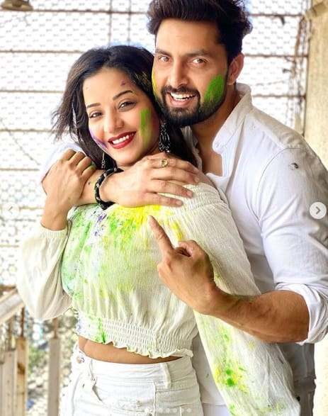 স্বামী বিক্রান্তের সঙ্গে সোশ্যাল মিডিয়ায় উত্তাপ ছড়ালেন মোনালিসা।