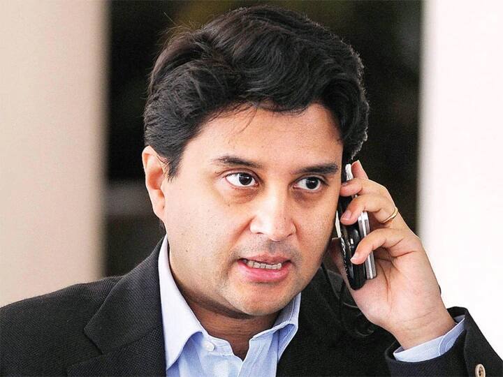 A look at the huge assets of Scindhia, worth crore of rupees বাজারমূল্য প্রায় ৫ হাজার কোটি টাকা, সিন্ধিয়াদের জয়বিলাস মহলে ৪০০টি ঘর, জ্যোতিরাদিত্যের ৩ কোটি টাকার রূপোর বাসন