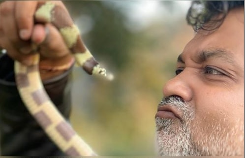 Srijit photoshoot with snake নিজের গায়ে সাপ ছেড়ে দিলেন সৃজিত, তারপর কী হল?