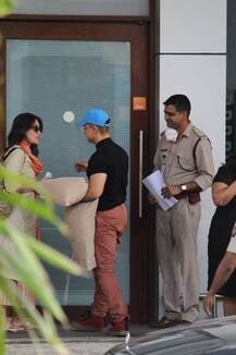 বিমানবন্দরে দেখা গেল করিনা কপূর ও আমির খানকে