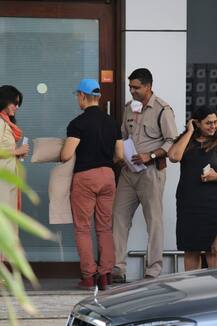 বিমানবন্দরে দেখা গেল করিনা কপূর ও আমির খানকে