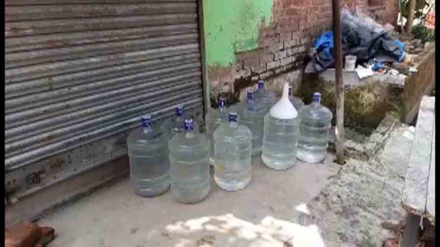 জলে আর্সেনিক, টিউবওয়েলও খারাপ, উত্তর ২৪ পরগনায় রমরমিয়ে চলছে নকল জলের কারখানা Fake water racket busted in Duttapukur জলে আর্সেনিক, টিউবওয়েলও খারাপ, উত্তর ২৪ পরগনায় রমরমিয়ে চলছে নকল জলের কারখানা