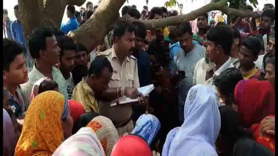 Housewife murdered in Malda ১০ কাঠা জমি দিতে পারেনি শ্বশুরবাড়ি, মালদায় স্ত্রীকে খুন করে দেহ ঝুলিয়ে দিল স্বামী