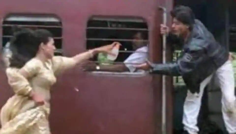 Kajol offers Shah Rukh Khan hand sanitizer in coronavirus meme- Even Simran knows importance of sanitizing শাহরুখের হাত ধরলেন? উঁহু, ছুটতে ছুটতে কাজল হাতে ধরিয়ে দিলেন স্যানিটাইজার, মিমে ছেয়ে গিয়েছে সোশ্যাল মিডিয়া