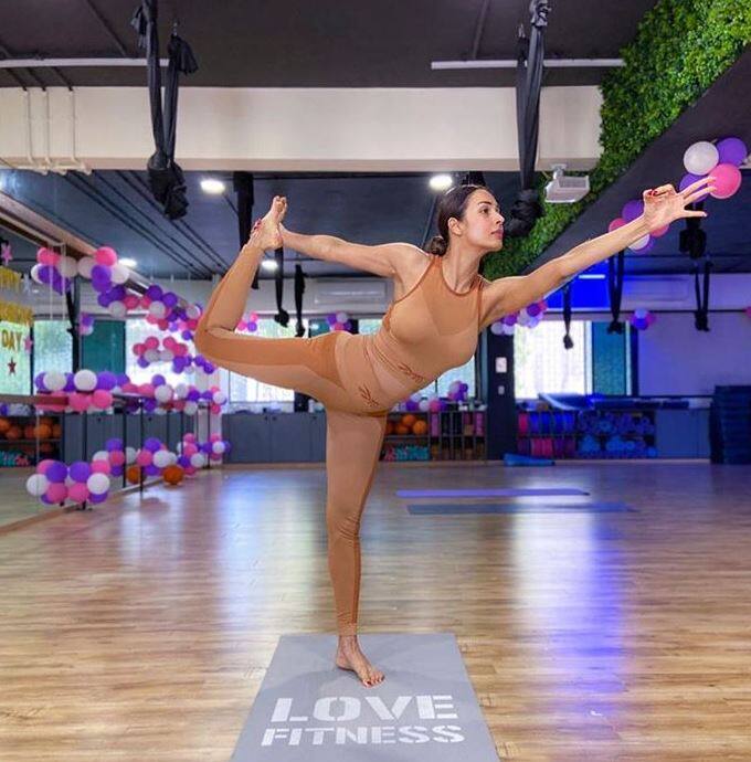 মালাইকা যোগাভ্যাস করছিলেন। 