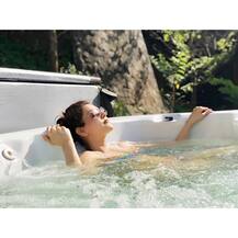 সুইমিং পুলে জলপরী কাজল আগরওয়াল, দেখুন ছবি