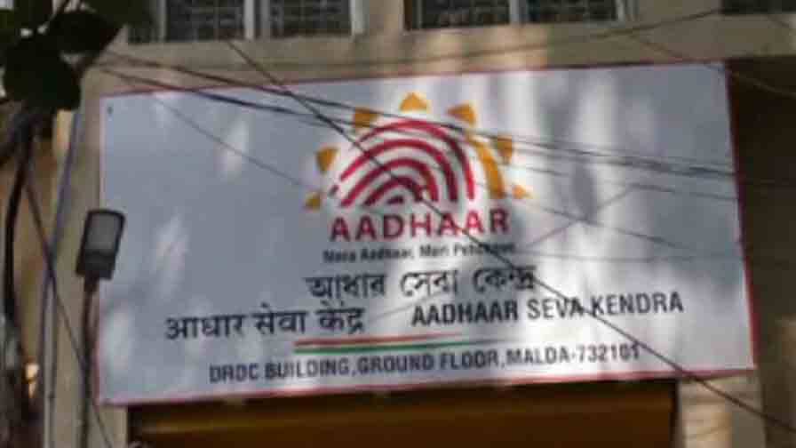 coronavirus updates in India: Adhar seba kendra in Malda shuts down করোনা আতঙ্ক: মালদায় বন্ধ আধার সেবাকেন্দ্র,  দূরপাল্লার ট্রেনের টিকিট বাতিলের হিড়িক