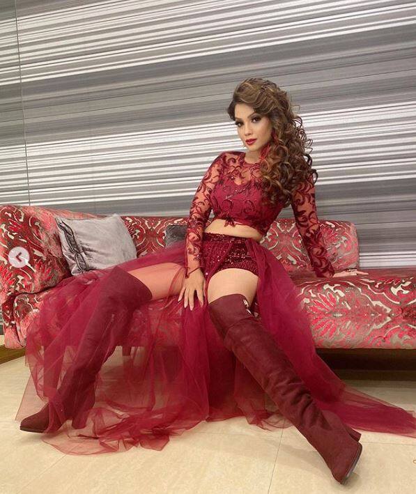 আদা খানের সৌন্দর্য সবার নজর কেড়ে নেয়। তিনি নিজে জানিয়েছেন, তাঁর এই সৌন্দর্যের চাবিকাঠি। আদা খান জানিয়েছেন, বেশি করে জল পান ও ভালো ঘুমই এর কারণ। (Photo Credit: @adaakhan Instagram)