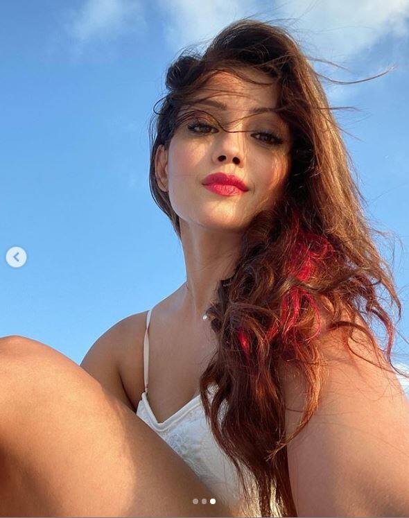 আদার নাম তাঁর অনুরাগীরা বেশ পছন্দ করেন।  এই নাম রেখেছিলেন তাঁর ঠাকুরমা। (Photo Credit: @adaakhan Instagram)