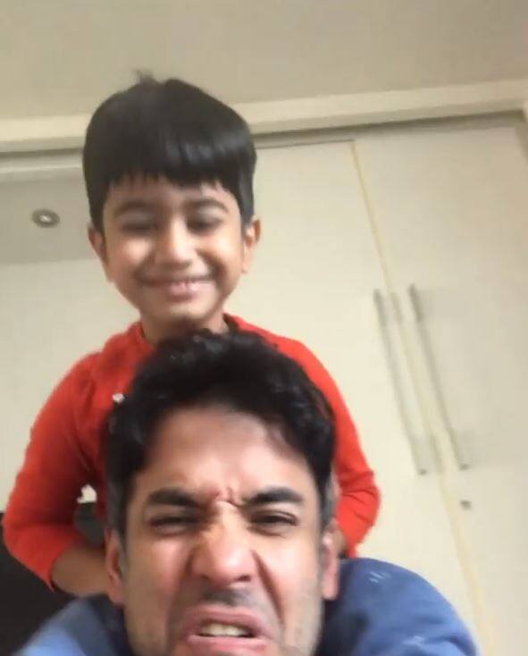 ছেলে লক্ষ্য ঘোড়া করেছে বাবা তুষার কপূরকে। 