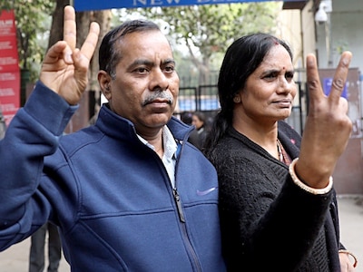 Justice Delayed But Not Denied- Nirbhayas Mother After Hanging Of Convicts মেয়ের ছবি জড়িয়ে ধরে বললাম, মাগো, আজ তুই বিচার পেলি: নির্ভয়ার মা