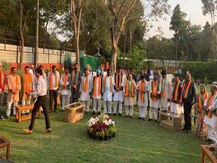 বেঙ্গালুরু থেকে দিল্লিতে পৌঁছে বিজেপিতে যোগ দিলেন মধ্যপ্রদেশের কংগ্রেসত্যাগী ২২ প্রাক্তন বিধায়ক, ছিলেন সিন্ধিয়াও