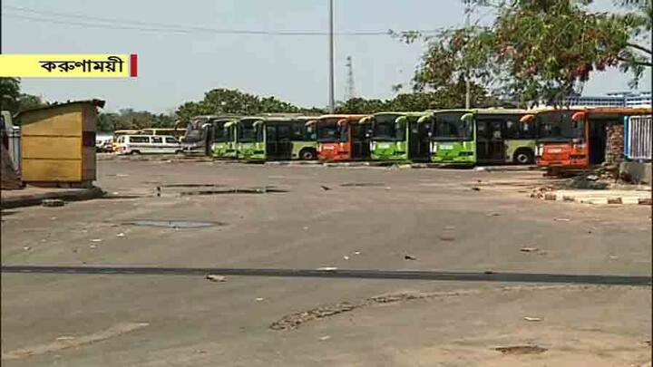 ফাঁকা সল্টলেকের করুণাময়ী মোড় সহ বিভিন্ন রাস্তা। দু’ একটি সরকারি বাস চললেও, যাত্রী নেই বললেই চলে। কয়েকটি অটো চলছে। তবে এই সুযোগে অতিরিক্ত ভাড়া নিচ্ছেন অটো চালকরা। 