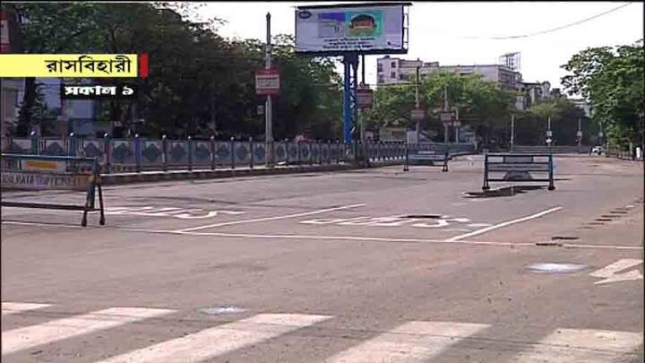জনশূন্য রাসবিহারী মোড়। রয়েছে ট্রাফিক পুলিশ। রাস্তায় দেখা মিলল কয়েকটি সারমেয়র। 
