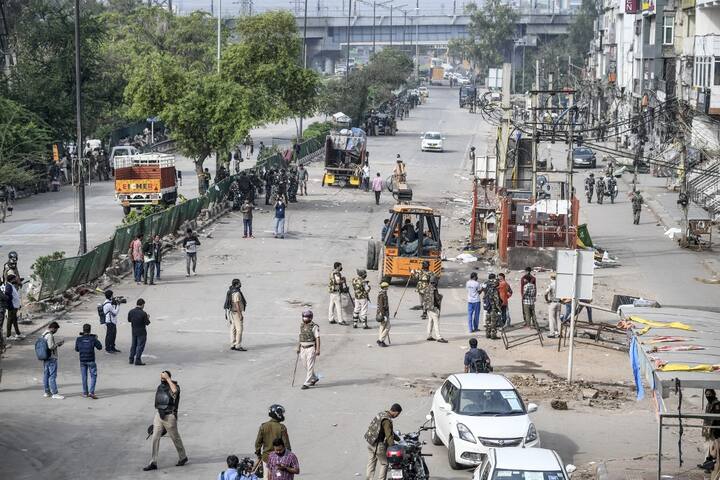 এলাকা পরিষ্কারের কাজ চলছে। (ছবি সাজ্জাদ হুসেন / এএফপি)