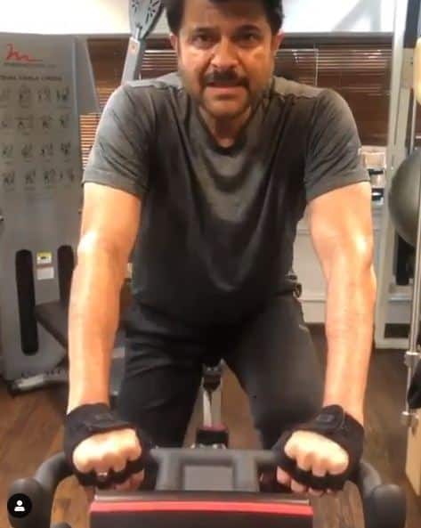 নিয়মিত শরীরচর্চাই তাঁর এভারগ্রিন থাকার সিক্রেট। 