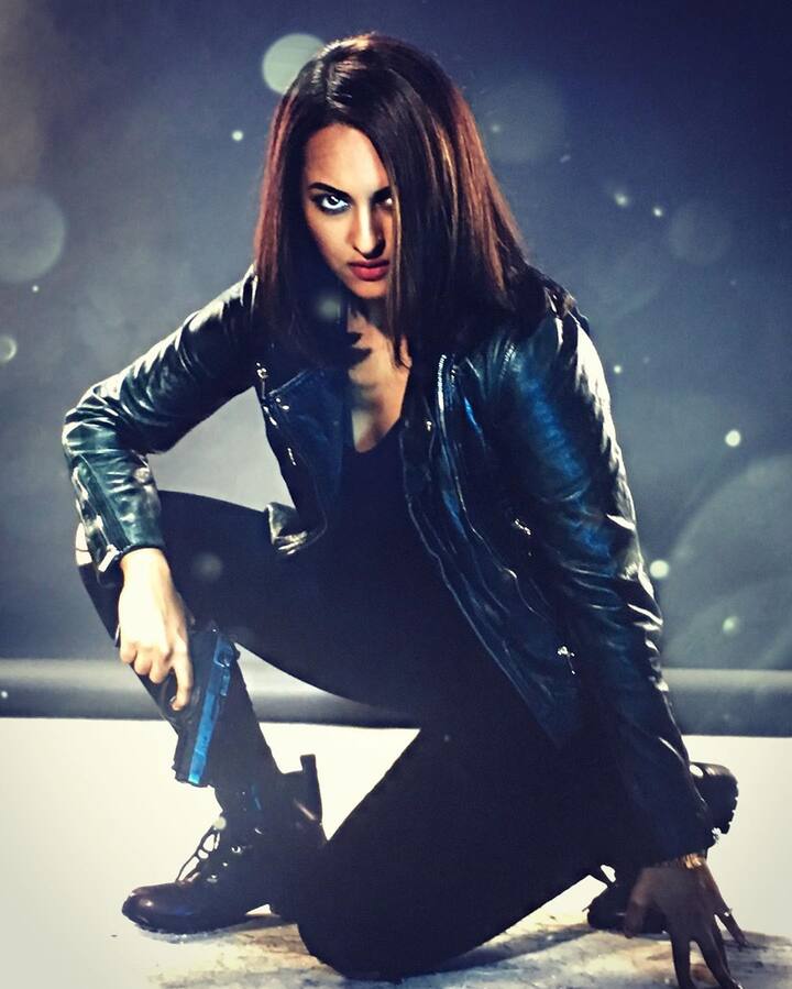 সোনাক্ষী সিনহা তাঁর ফটোশুটের একটি ছবি শেয়ার করেছেন যাতে তাঁর হাতে বন্দুক দেখা যাচ্ছে। এই ছবিটি শেয়ার করে তিনি লিখেছেন, 