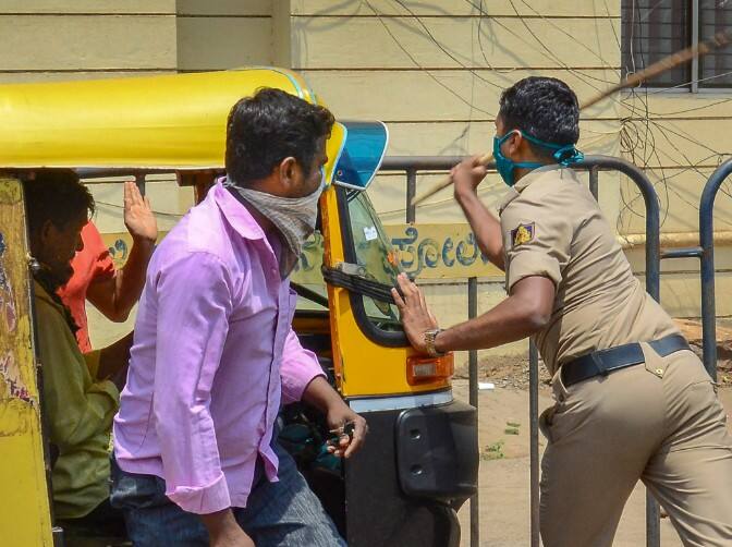 যানবাহনকে রাস্তায় বেরোতে দেখলে আটকাচ্ছে পুলিশ।