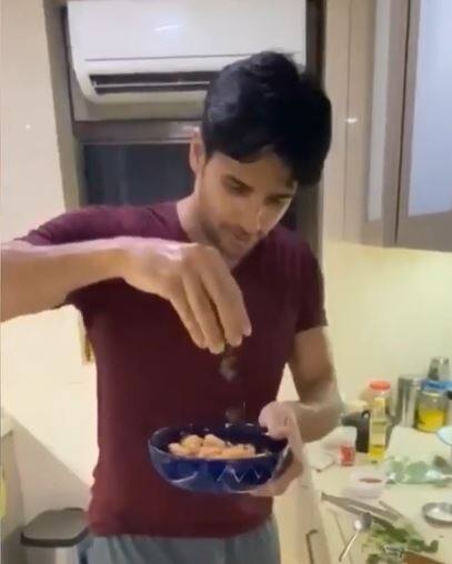 করোনাভাইরাসের আতঙ্কে কাঁপছে গোটা বিশ্ব। মহারাষ্ট্রে থাবা বসিয়েছে করোনা। বলি তারকারা সবাই গৃহবন্দি। কেউ রান্না করছেন কেউ বাসন মাজছেন আবার কেউ করছেন ঘরের কাজ। সোশ্যাল মিডিয়ায় শেয়ার করলেন ছবি। নিজেই রান্না করছেন সিদ্ধার্থ মলহোত্র।