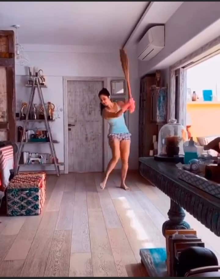 ঘর ঝাঁট দেওয়ার একটি ভিডিও ও শেয়ার করেন তিনি। সেখানে ঝাঁটা নিয়ে মজা করতেও দেখা যায় তাঁকে।