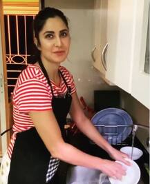 বাসন মাজছেন ক্যাটরিনা, কার্তিক, রান্না করছেন সিদ্ধার্থ, দেখুন লকডাউনে কী করছেন আপনার প্রিয় তারকারা?