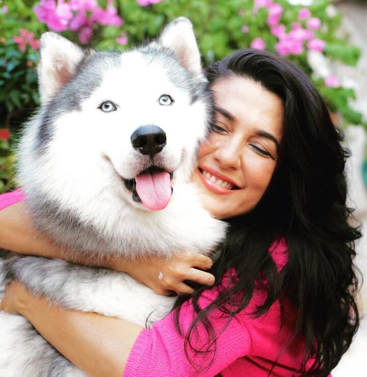 মিনি মাথুর ইনস্টাগ্রামে পোস্ট করেছেন এই ছবিটি। লিখেছেন, গুজবে কান দেবেন না, পোষ্যদের খেয়াল রাখুন।