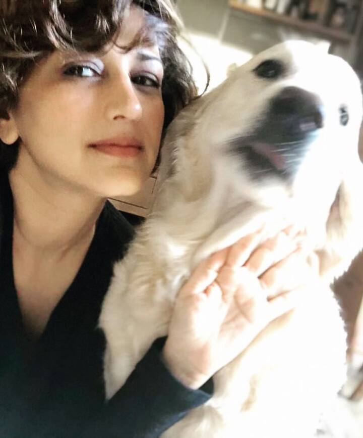 পোষ্য কুকুরকে নিয়ে ছবি পোষ্ট করেছেন সোনালী বেন্দ্রেও।