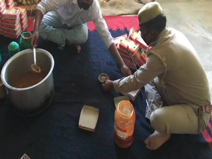 লখনউতে গরীবদের মধ্যে খাবার বিতরণ করছেন পুলিশ কর্মীরা। (ছবি- এএনআই)