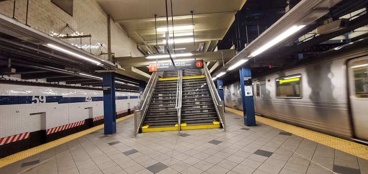 নিউ ইয়র্কের ফাঁকা সাবওয়ে।