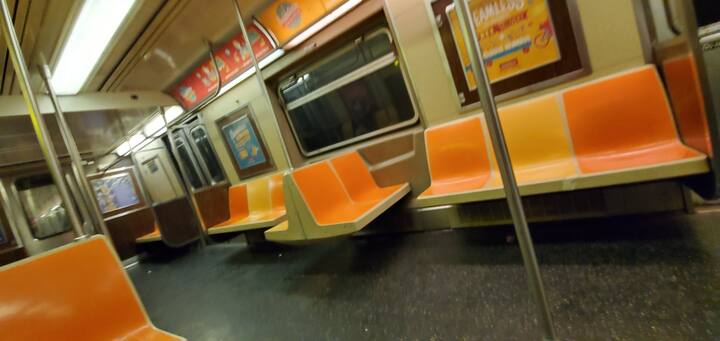 'নিউ ইয়র্কে অন্য সকাল। রাস্তাঘাট থেকে ট্রেন, সাবওয়ে সব ফাঁকা।' এই ছবিটি পোস্ট করে লিখেছেন এক ফটোগ্রাফার।