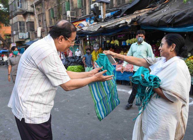 পশ্চিমবঙ্গের জন্য করোনাভাইরাস হেল্পলাইন নম্বরগুলি ১৮০০৩১৩৪৪৪২২২, ০৩৩২৩৪১২৬০০ 