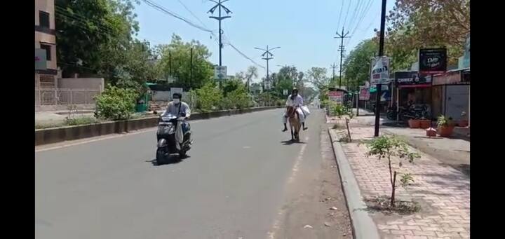 লকডাউনের জেরে দিনের বেশিরভাগ সময়ই বন্ধ থাকছে বাজার-দোকান। বাস-ট্রেন সহ যাবতীয় যানবাহন চলাচলও বন্ধ। 