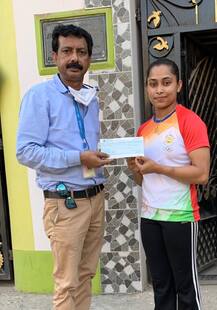 করোনা মোকাবিলায় ত্রিপুরার মুখ্যমন্ত্রীর ত্রাণ তহবিলে ৩০ হাজার টাকা দিলেন দীপা কর্মকার