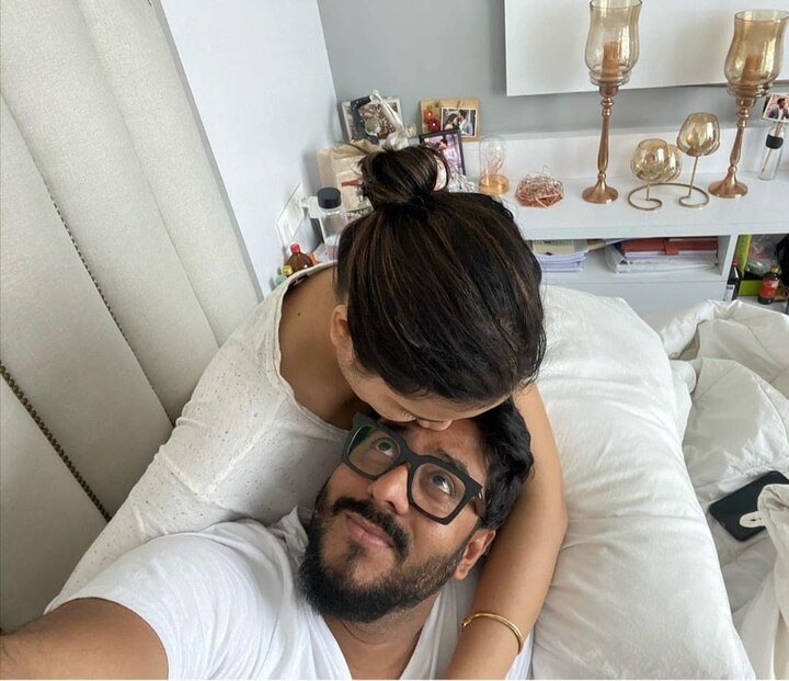 কাজের ছুটি। তাই স্ত্রী শুভশ্রীর সঙ্গে চুটিয়ে প্রেম করছেন রাজ চক্রবর্তী।