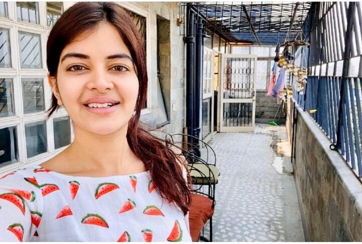 বাড়িতেই বই পরে সময় কাটাচ্ছেন মধুমিতা সরকার।
