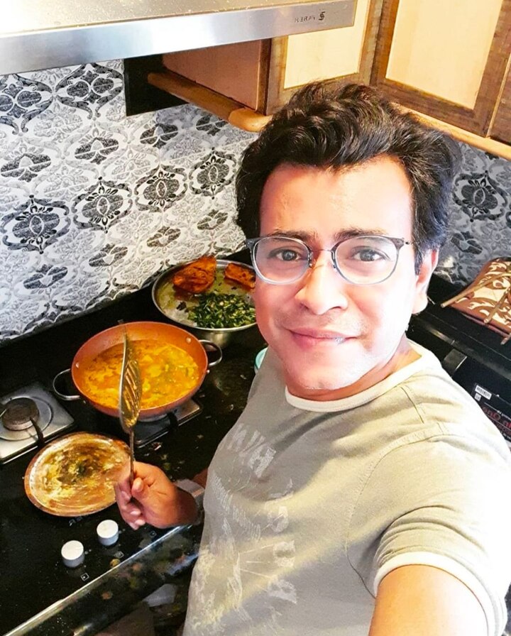 রান্নায় ব্যস্ত রুদ্রনীল। তার ফাঁকে পোস্ট করলেন সেলফি।