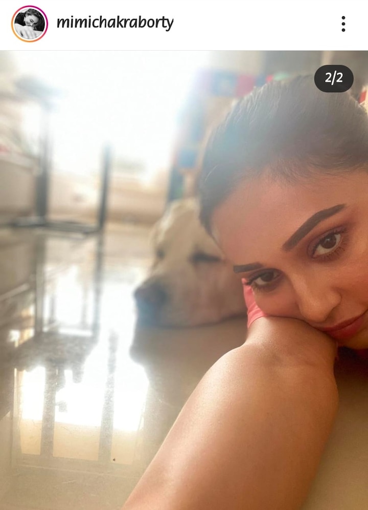 নিজের বাড়িতে নিজের পোষ্যের সঙ্গে সময় কাটাচ্ছেন মিমি চক্রবর্তী।