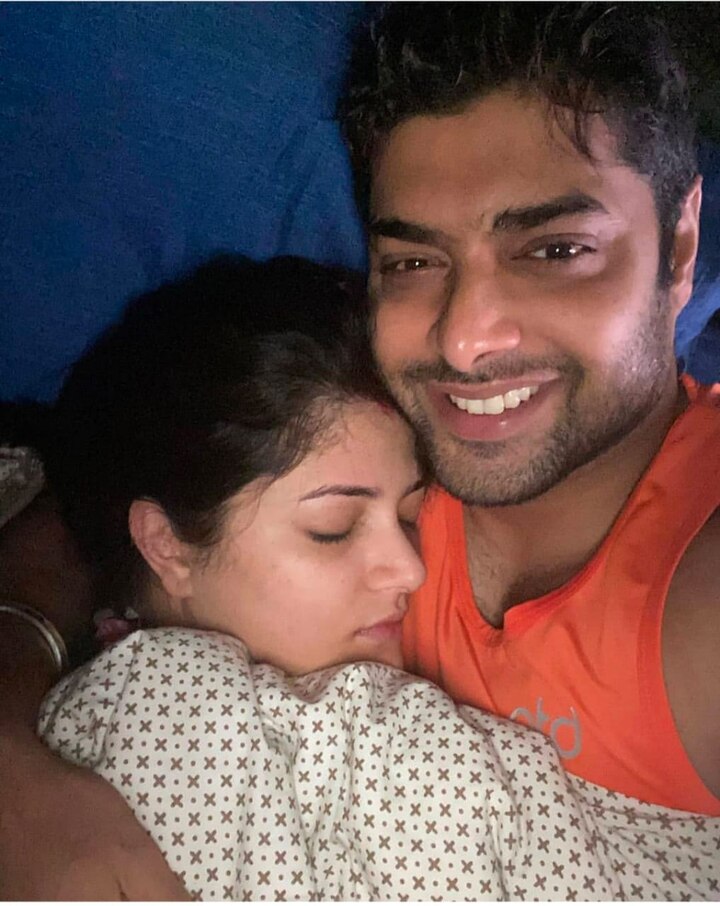 স্বামী রোশনের সঙ্গে সময় কাটাচ্ছেন শ্রাবন্তী।