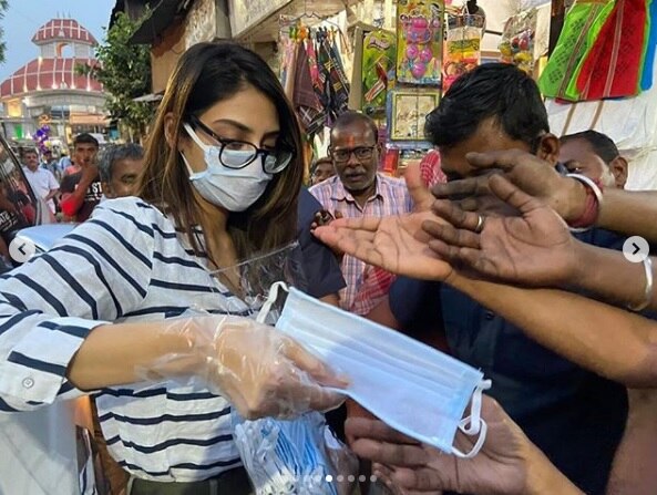 ঘরে নয়, সমস্ত রকম সুরক্ষা নিয়ে রাস্তায় নুসরত জাহান। বাজার থেকে পথচলতি মানুষদের মধ্যে করলেন মাস্ক বিতরণ। প্রচার করলেন করোনা সতর্কতাও।
